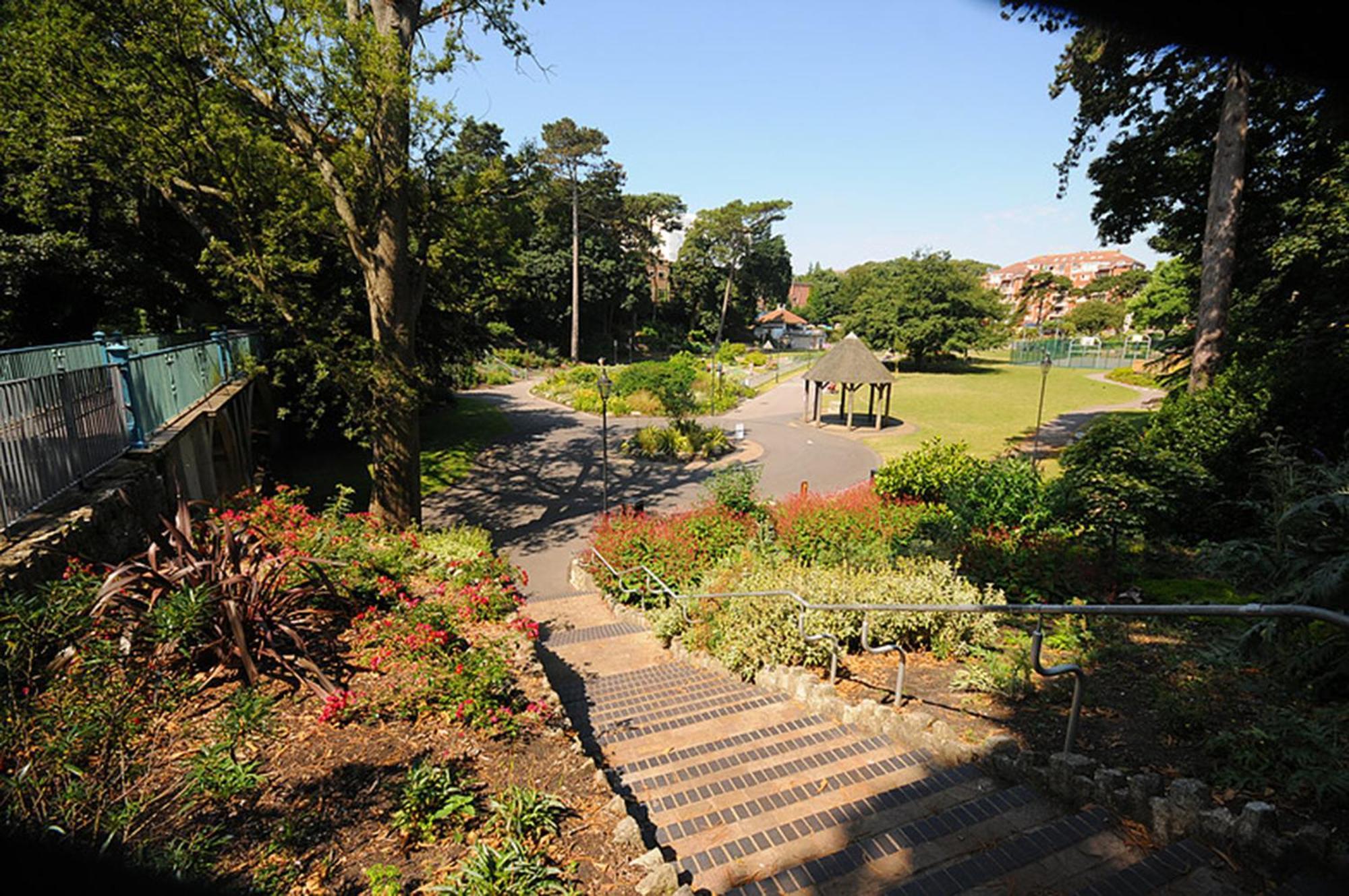 A Beautiful Apartment With Stunning Sea Views & Private Balcony Bournemouth Exterior photo