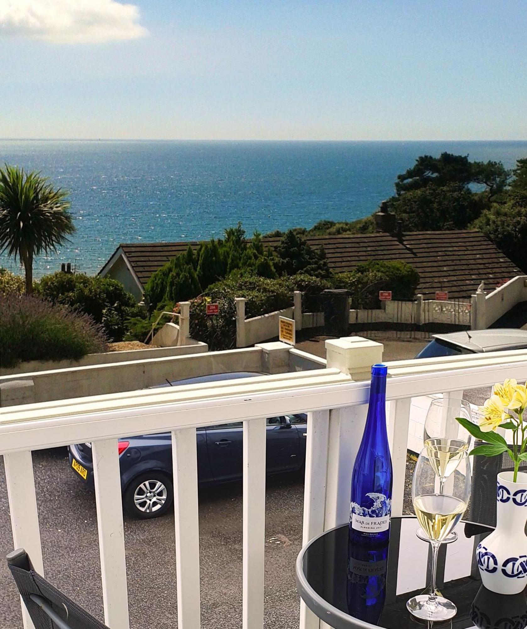 A Beautiful Apartment With Stunning Sea Views & Private Balcony Bournemouth Exterior photo